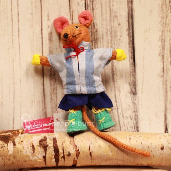 Kleine bunte Barefoot Spielfigur Maus aus Baumwolle mit blauer kurzer Hose und grünen Schuhen, Mini-Lernspielzeug zum Ankleiden.