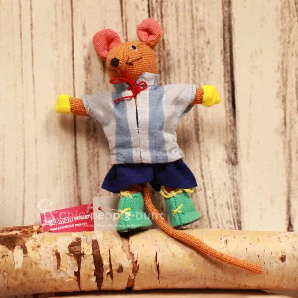 Kleine bunte Barefoot Spielfigur Maus aus Baumwolle mit blauer kurzer Hose und grünen Schuhen, Mini-Lernspielzeug zum Ankleiden.