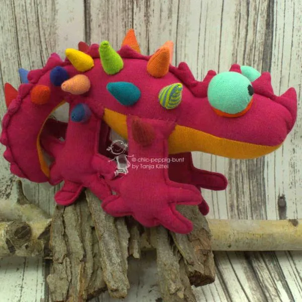 Stofftier Dinosaurier in rot-pink mit bunten Stacheln