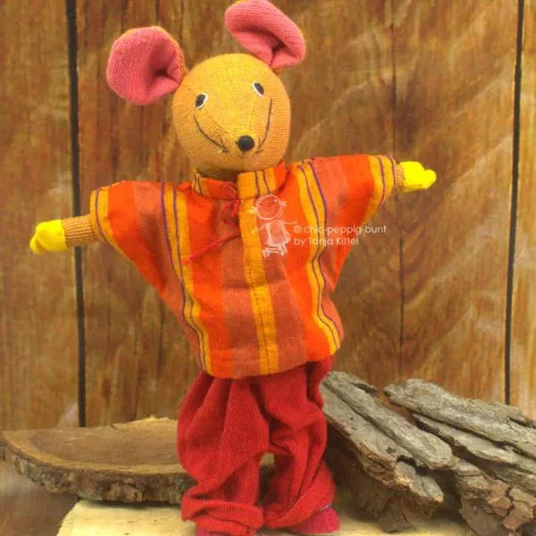 Stofftier Maus mit roter Hose