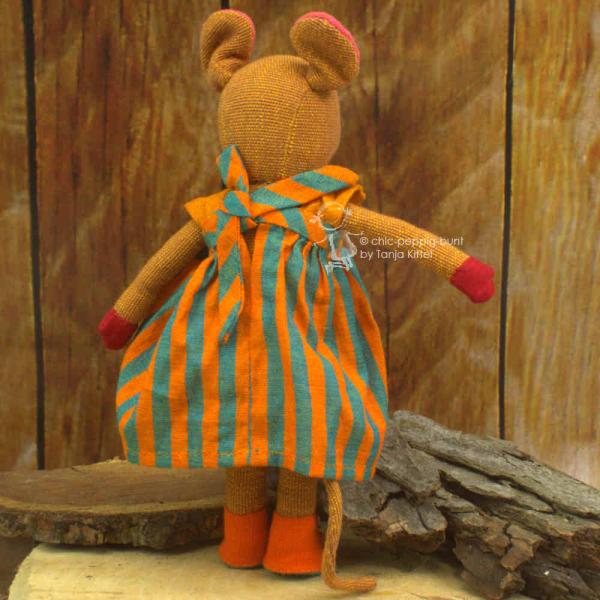 Kuscheltier genähte Maus mit gestreiftem Kleid Kuscheltier genähte Maus mit gestreiftem Kleid