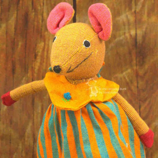 Stofftier Maus mit orangem Kleid Stofftier Maus mit orangem Kleid