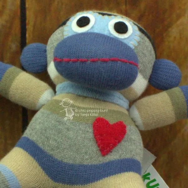 kleiner Sockenaffe in blau-grau-beige