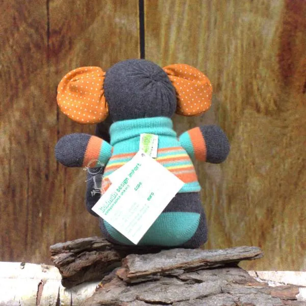 Kuscheltier Sockenelefant mit gestreiften Pullover
