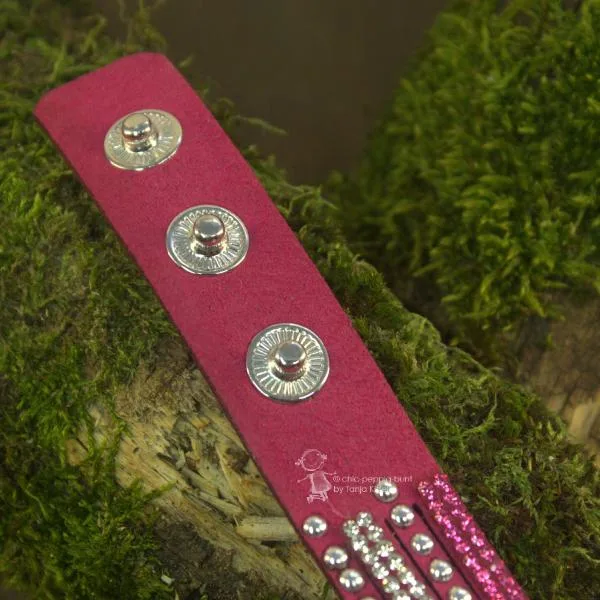 Vielseitig rockiges Nieten Wildleder-Optik Armband im Glitzerstil - strassarband farbig pink nieten1