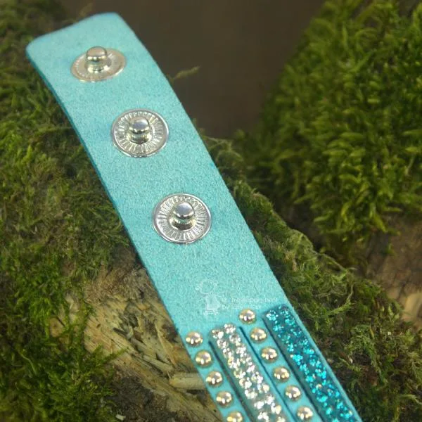 Vielseitig rockiges Nieten Wildleder-Optik Armband im Glitzerstil - strassarband farbig tuerkis nieten1