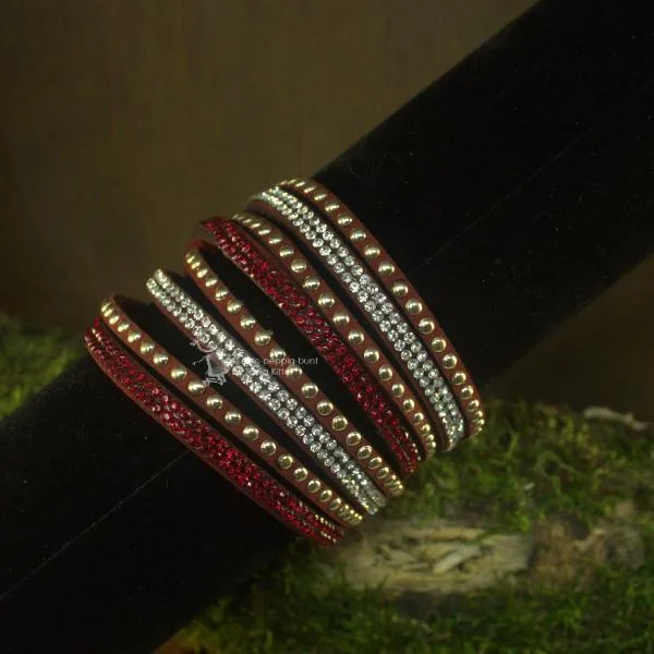 Vielseitig rockiges Nieten Wildleder-Optik Armband im Glitzerstil - strassarmband nieten rot1