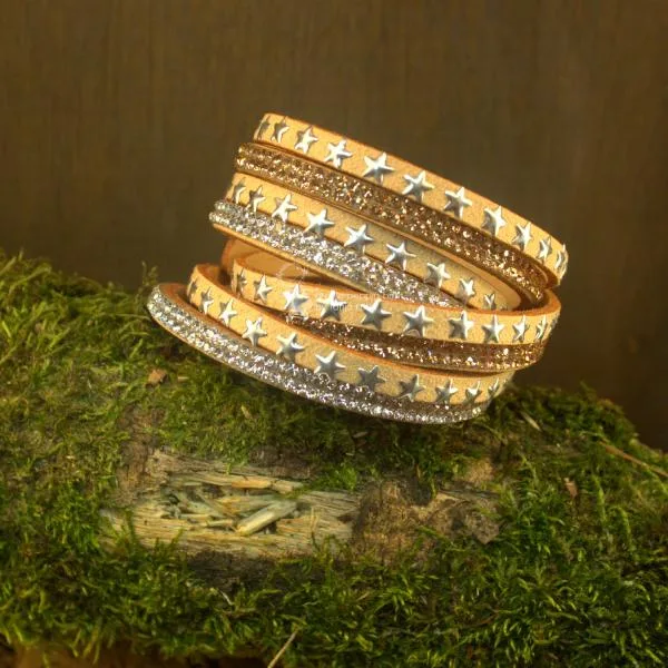 Rock-Gotik Stil Wildleder-Optik Armband mit Straß und Stern Nieten versetzt - strassarmband stern nieten beige