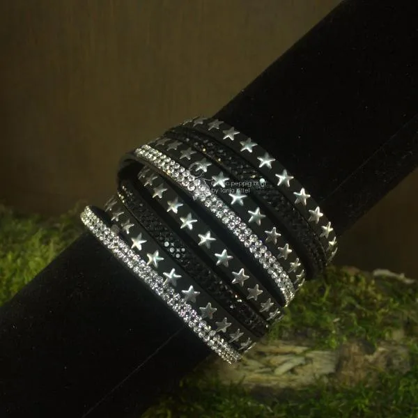 Rock-Gotik Stil Wildleder-Optik Armband mit Straß und Stern Nieten versetzt - strassarmband stern nieten schwarz