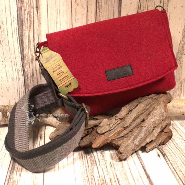 Verstellbarer Schulterriemen der roten Maxx Factory Tasche (75 bis 135 cm). Verstellbarer Schulterriemen der roten Maxx Factory Tasche (75 bis 135 cm).