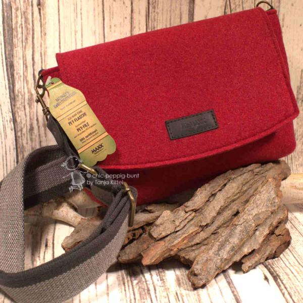 Maxx Factory rote Unisex Unhängetasche aus Upcycling rPET Filz, Detailansicht. Maxx Factory rote Unisex Unhängetasche aus Upcycling rPET Filz, Detailansicht.