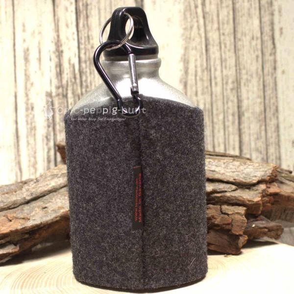 Nahaufnahme der Dunkelgrauen Trinkflasche  und der feinen Stickerei des Hirsch-Motivs Nahaufnahme der Dunkelgrauen Trinkflasche  und der feinen Stickerei des Hirsch-Motivs