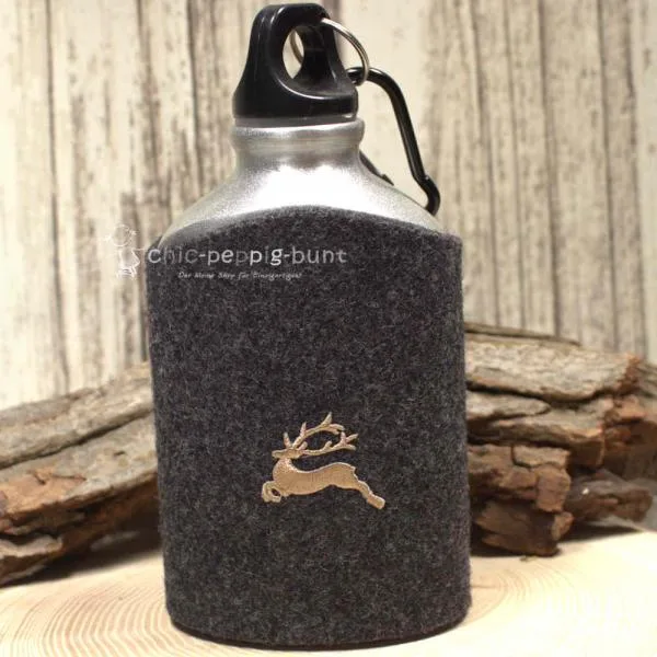 Trinkflasche Alu Filz Dunkelgrau Hirsch-Motiv gestickt Sportflasche 18cm Karabiner Trachtenlook