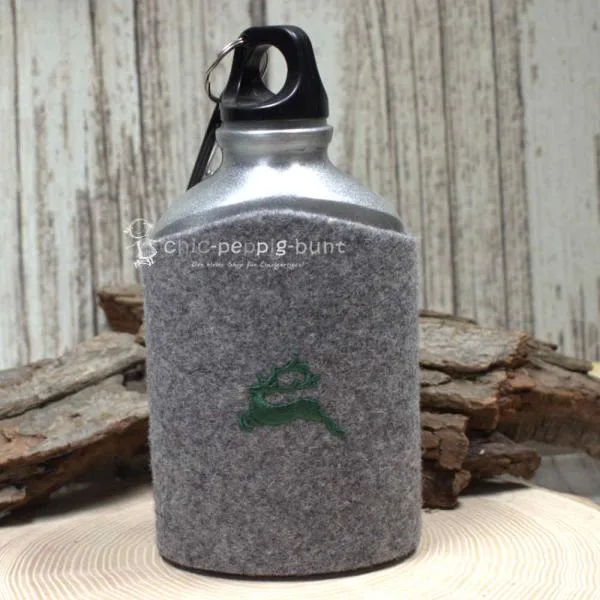 Trinkflasche Alu Filz Hellgrau Hirsch-Motiv gestickt Sportflasche 18cm Karabiner Trachtenlook
