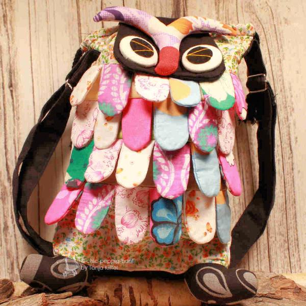 Bunte Eulen-Umhängetasche Wanda aus Patchwork-Stoffen mit schuppigem Gefieder und verstellbarem Gurt.