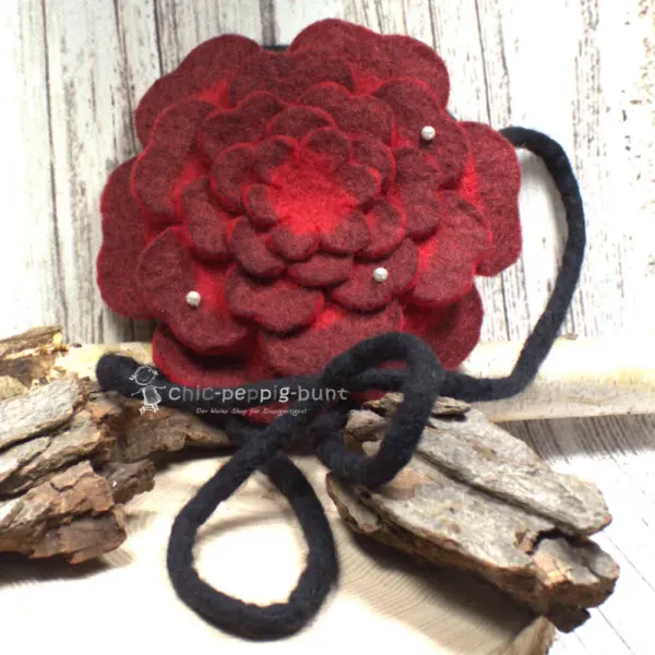 Runde rote Umhängetasche aus Filz in Blumenform mit glitzernden Perlen und sicherem Reißverschluss.