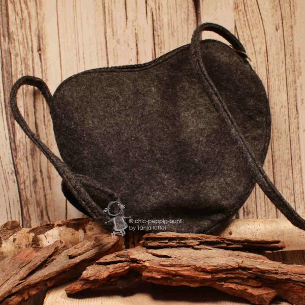 Rückseite der herzförmigen Filztasche in Dunkelgrau mit Filz-Schulterriemen.