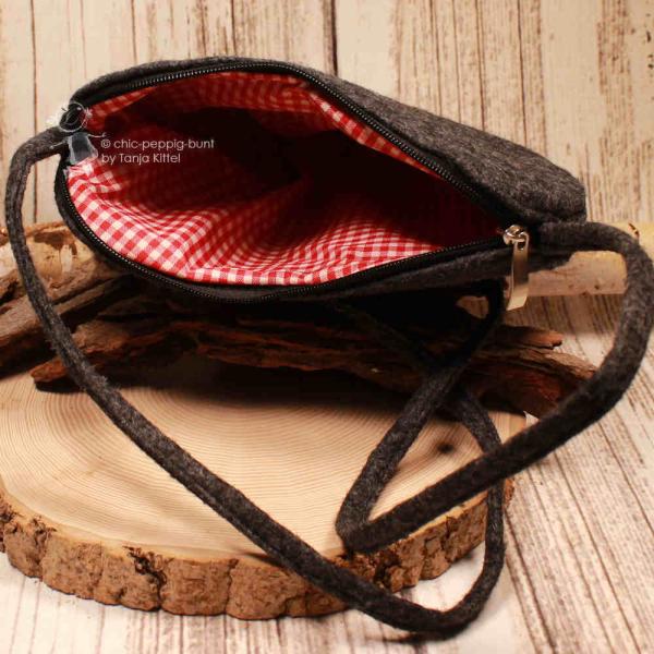 Geöffnete Herz-Handtasche mit Blick auf das rot-weiß karierte Innenfutter.
