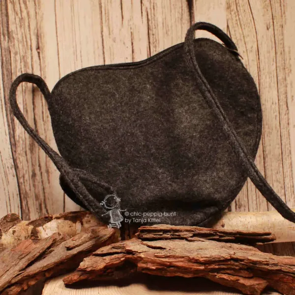 Rückseite der herzförmigen Filztasche in Dunkelgrau mit Filz-Schulterriemen.