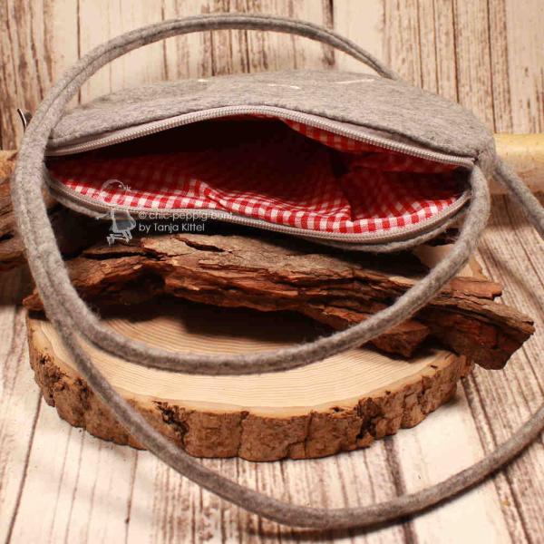 Filz-Umhängetasche "Herz-Bua" – Hellgrau mit Hirsch-Stickerei & Karo-Futter