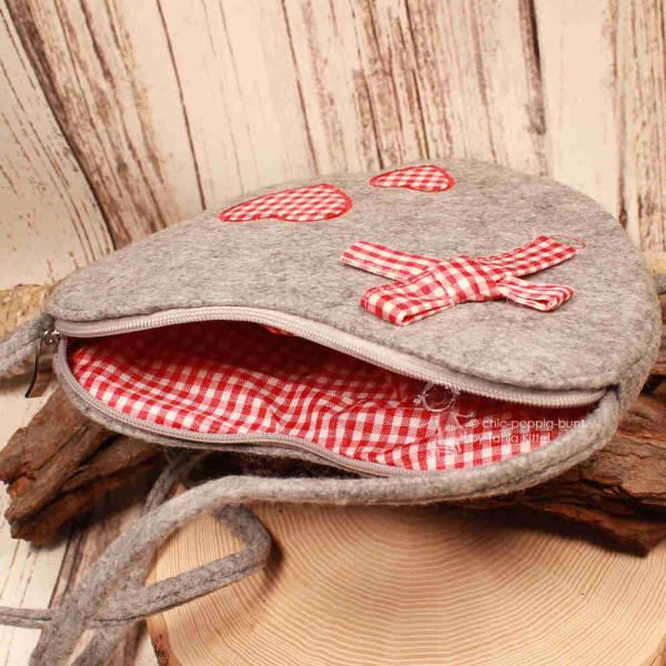 Draufsicht auf die geöffnete Filztasche Herz-Form mit Sicht auf das Karo-Innenfach.
