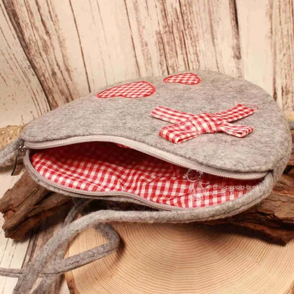 Draufsicht auf die geöffnete Filztasche Herz-Form mit Sicht auf das Karo-Innenfach.