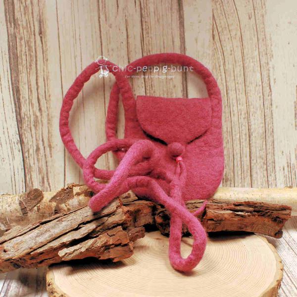 Kleine handgefertigte Umhängetasche aus buntem Filz mit Filzknopf-Verschluss und Perle, hergestellt in Nepal.