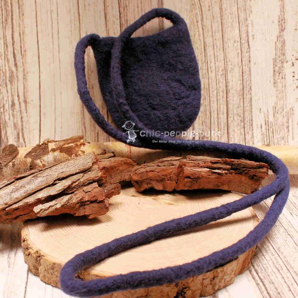 Umhängetasche filz mit Perle klein dunkellila