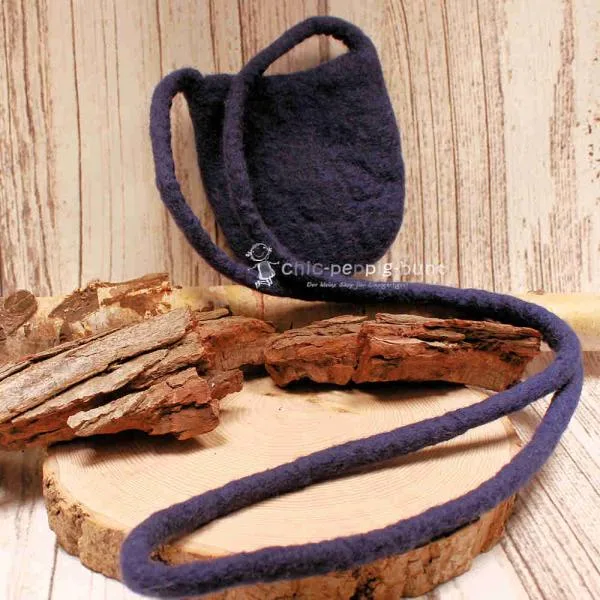 Umhängetasche filz mit Perle klein dunkellila - umhaengetasche filz klein dunkellila handtasche handmade knopf unikat