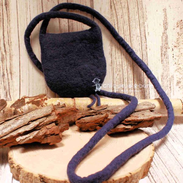 Umhängetasche filz dunkellila mit Perle klein