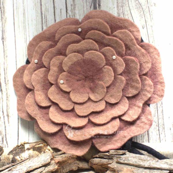 Große altrosa Umhängetasche aus Filz in Blumenform mit edler Perlenverzierung und schwarzem Innenfutter.