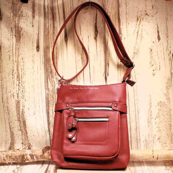 Rote Leder Handtasche mit Reißverschlussfächern auf der Vorderseite, kompaktes Design und langer, verstellbarer Schultergurt.