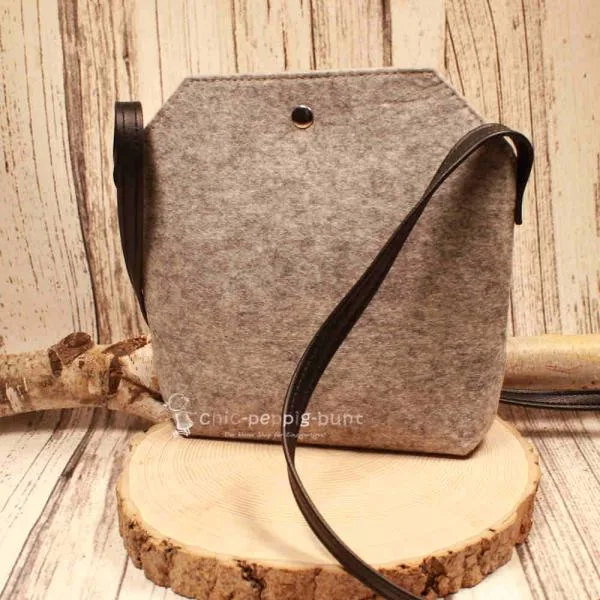 Filz Handtasche Hellgrau – Umhängetasche mit Lederriemen - umhaengetasche handtasche filz hellgrau druckknopf lederriemen 1fach