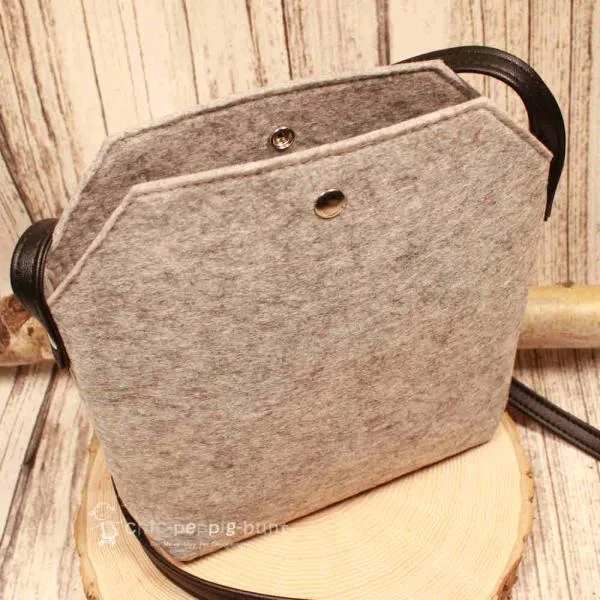 Filz Handtasche Hellgrau – Umhängetasche mit Lederriemen - umhaengetasche handtasche filz hellgrau druckknopf lederriemen 1fach