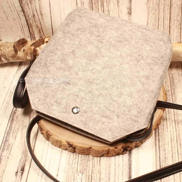 Filz Handtasche Hellgrau – Umhängetasche mit Lederriemen - umhaengetasche handtasche filz hellgrau druckknopf lederriemen 1fach