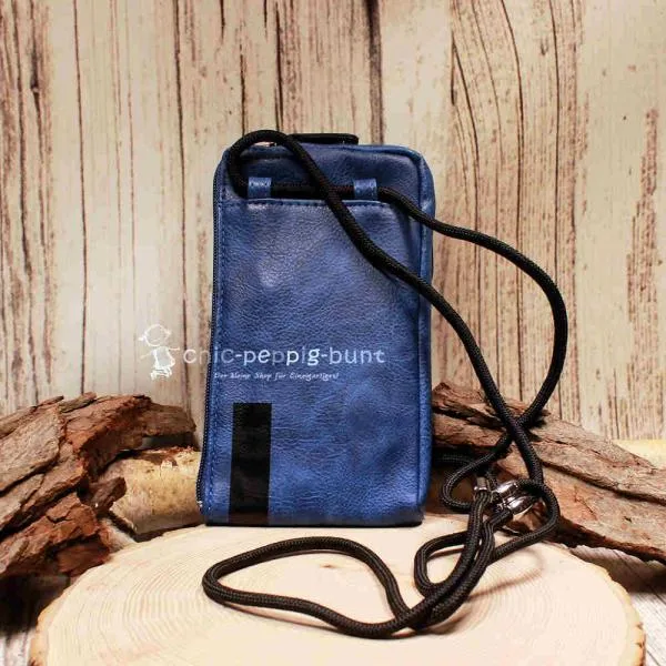 Rückseite der blauen Leder Handytasche mit der Aufhängung für das schwarze Segelseil.