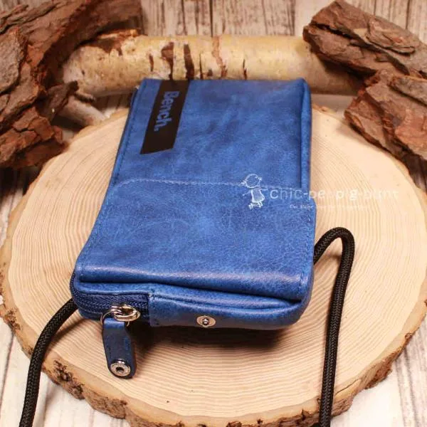 Detailansicht des Sicherheits-Druckknopfs am Reißverschluss der blauen Bench Tasche.