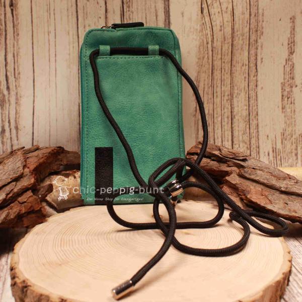 Rückseite der grünen Leder-Handytasche mit der Aufhängung für das schwarze Segelseil.