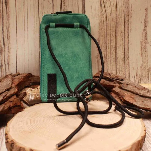 Rückseite der grünen Leder-Handytasche mit der Aufhängung für das schwarze Segelseil.
