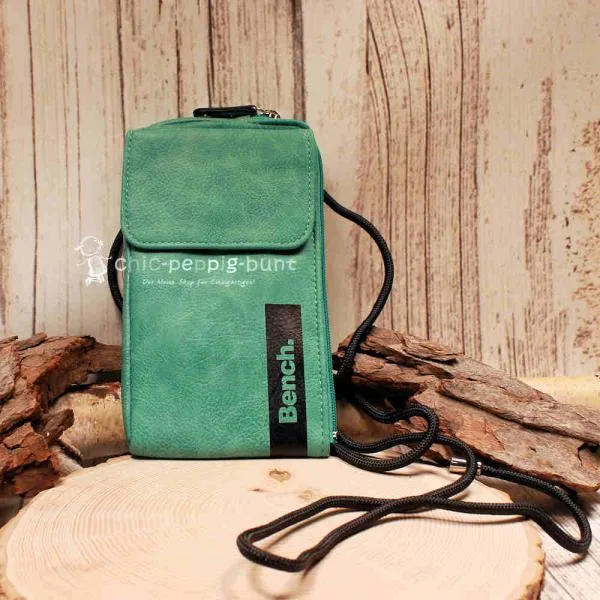 Grüne Bench Handytasche aus Leder mit Magnetknopf-Handyfach und schwarzem Logo.