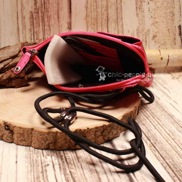 Detailansicht der Fächeraufteilung der Bench Umhängetasche in Pink.