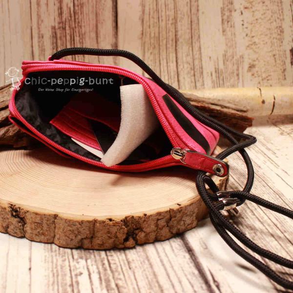 Detailansicht der Fächeraufteilung der Bench Umhängetasche in Pink.