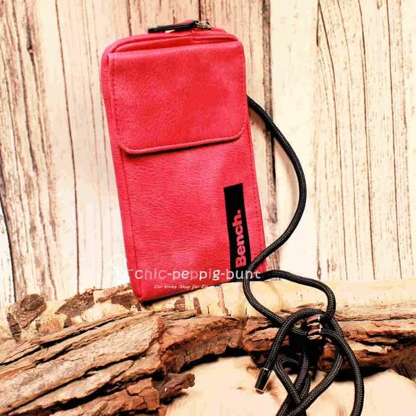 Bench Handytasche aus pinkem Leder mit Smartphone im Außenfach und Magnetverschluss.