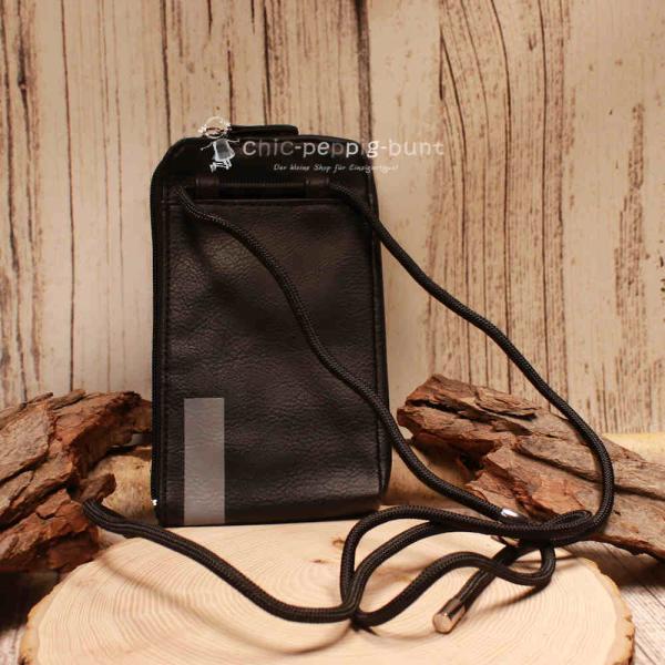 Rückseite der schwarzen Leder-Handytasche mit der Aufhängung für das verstellbare Segelseil.