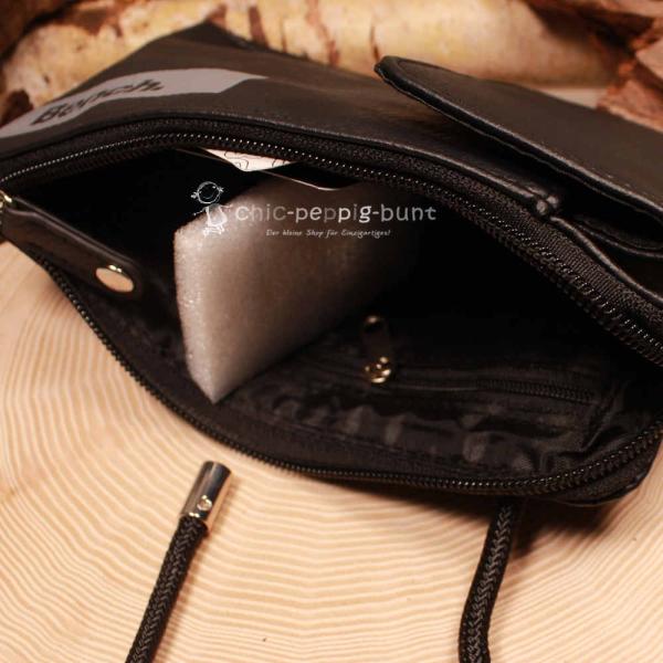 Blick in die schwarze Handtasche auf die 4 Kartensteckplätze und das Münzfach.