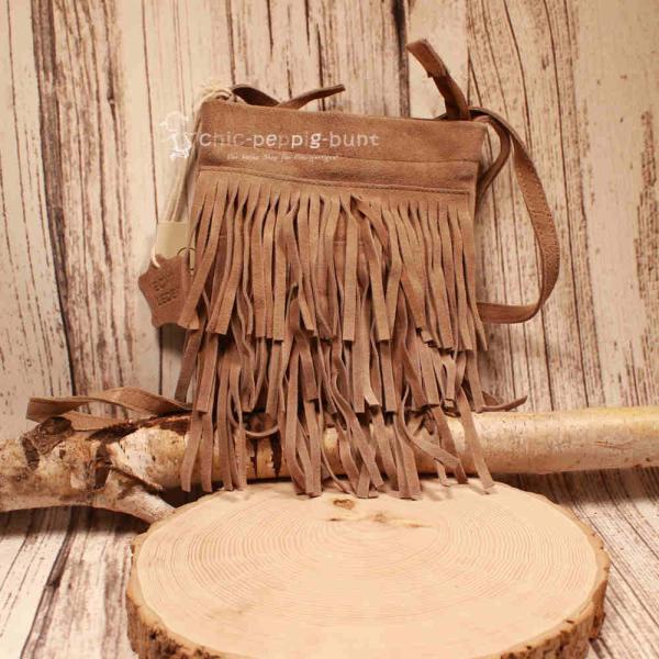 Kleine braune Mini-Handtasche aus weichem Wildleder mit Fransen und verstellbarem Schultergurt, Crossbody getragen.