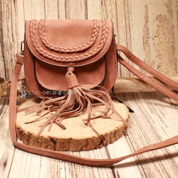 Kleine altrosa Handtasche aus festem Leder mit verspielten Fransen und verstellbarem Schulterriemen mit Karabinern.