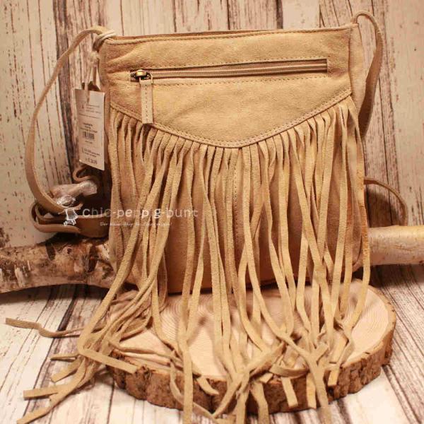 Kleine beige Handtasche aus weichem Wildleder mit langen Fransen und verstellbarem Schulterriemen mit Gürtelschnalle.