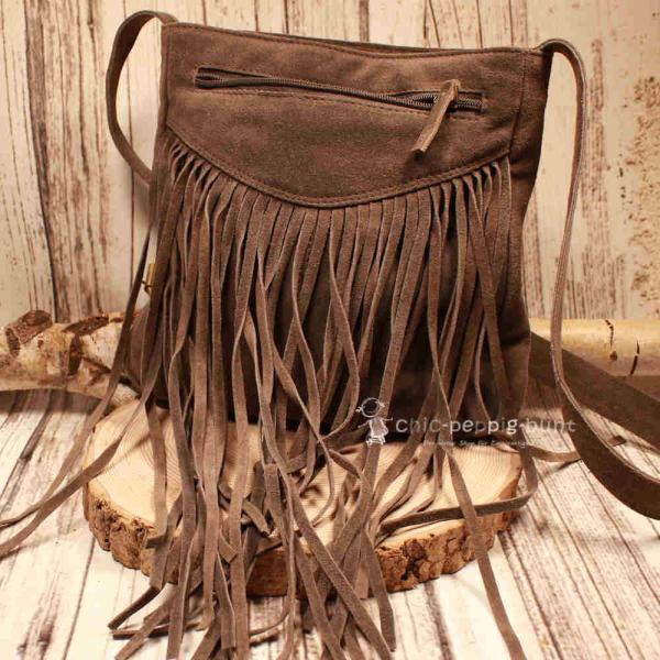 Kleine braun-graue Handtasche aus weichem Wildleder mit langen Fransen und verstellbarem Schultergurt.
