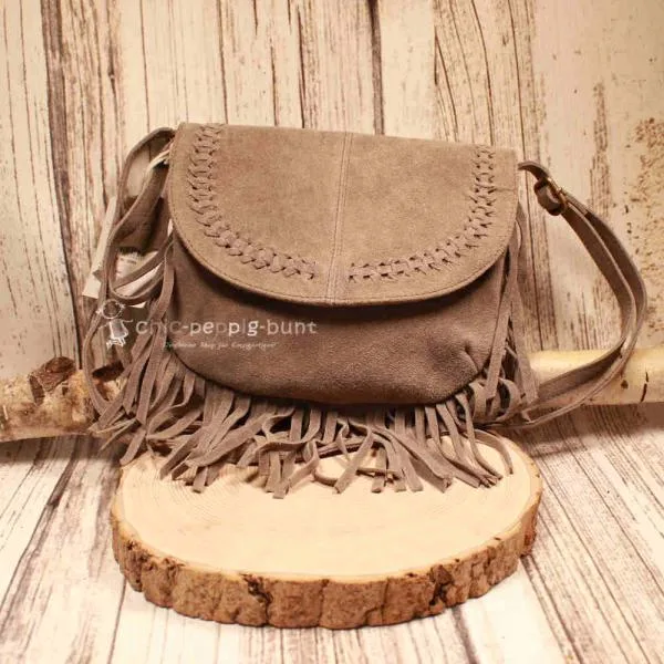 Graue Schultertasche aus weichem Wildleder mit langen Fransen und verstellbarem Riemen im India-Look.